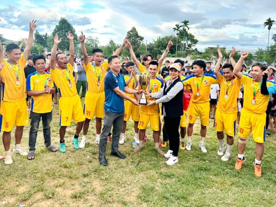 Giải bóng đá tranh cúp “Tôn Sắt Thép An Lạc” xã Bình Hòa năm 2023
